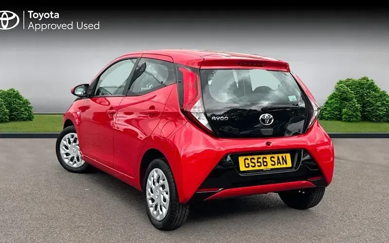 Second-hand Toyota Aygo X-play 72 CP (52 kW) 2020 Roșu Hatchback