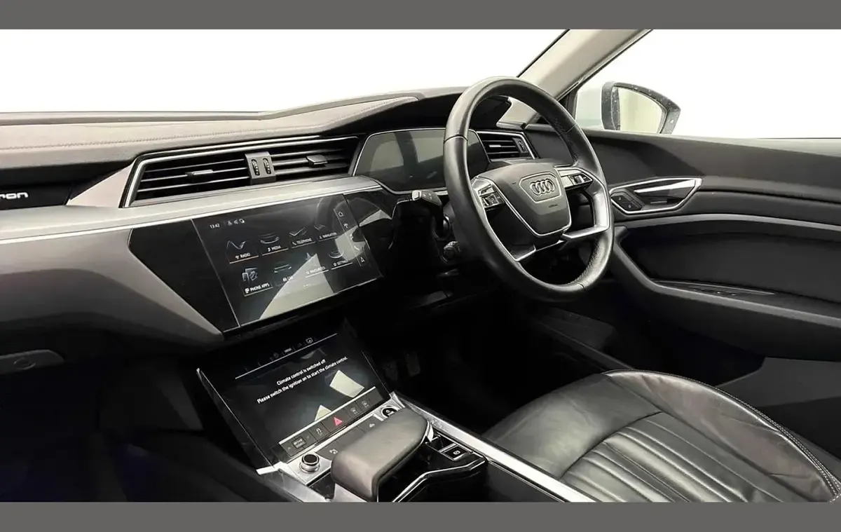 Usado Audi Q8 e-tron Sport 250 kW (340 HP) 2023 Branco SUV