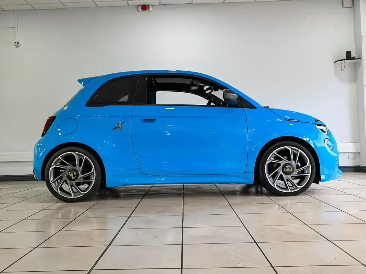 Begagnad Abarth 500e Scorpionissima 114 kW (155 HK) 2024 Halvkombi