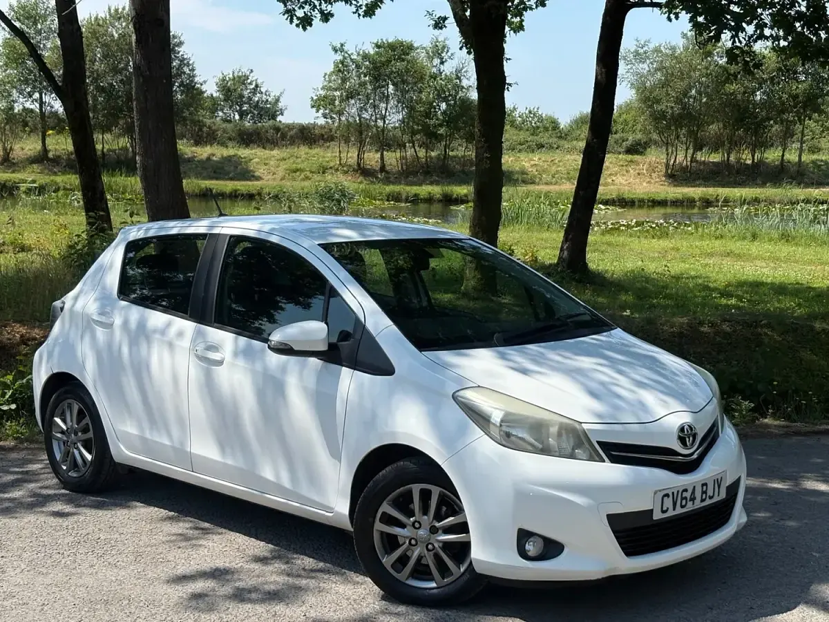 Used Toyota Yaris 90 HP (66 kW) 2014 White Hatchback