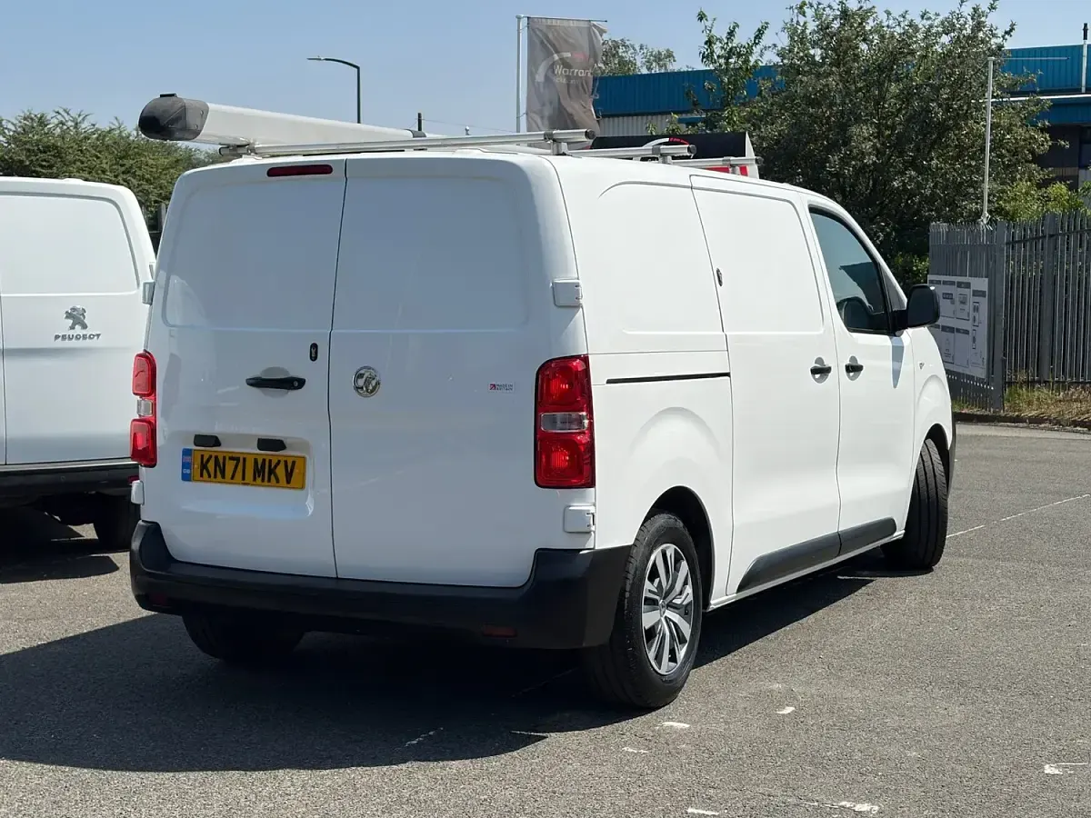 Used Vauxhall Vivaro 100 HP (73 kW) 2021 White MPV