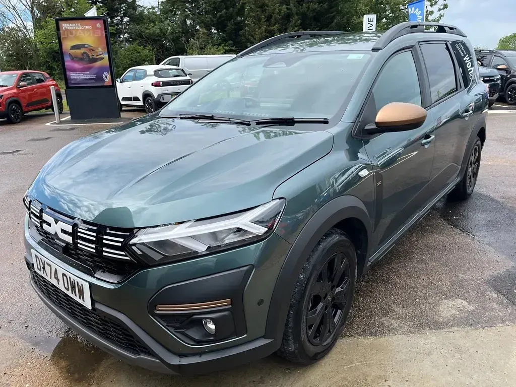 Used Dacia Jogger Extreme 141 HP (103 kW) 2025 Green MPV