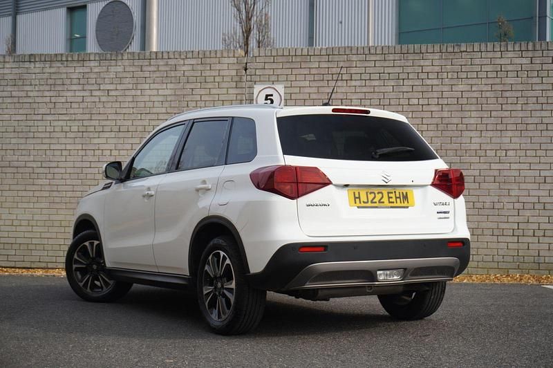 Second-hand Suzuki Vitara SZ5 2022 Alb SUV