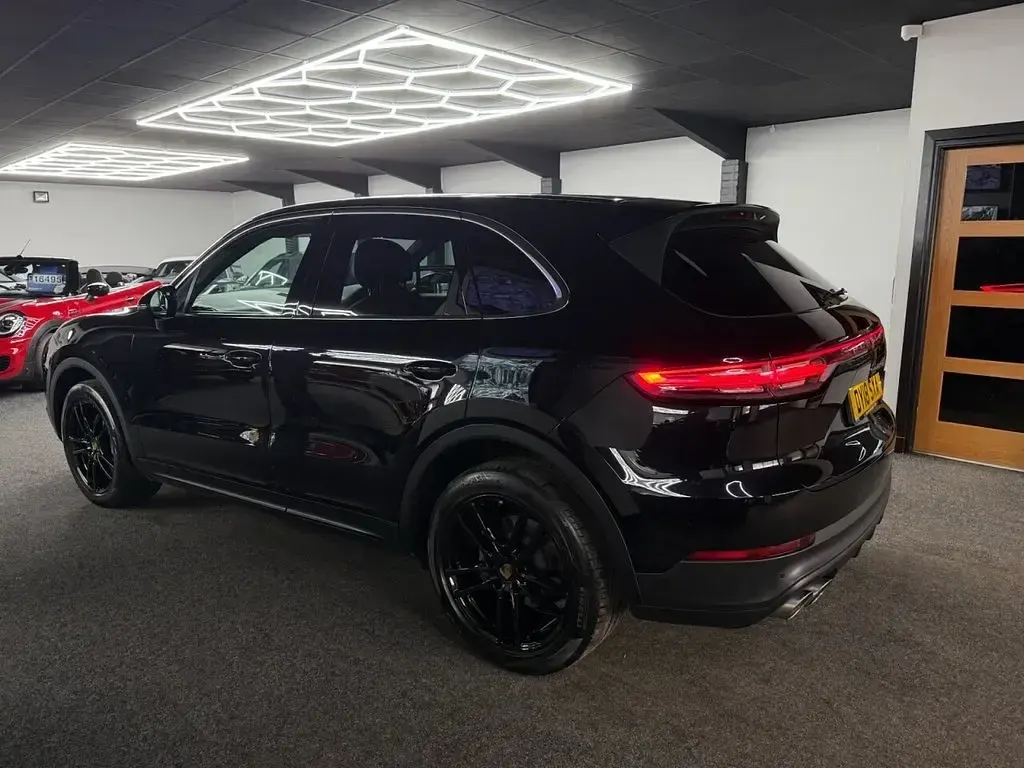 Used Porsche Cayenne 440 HP (323 kW) 2018 Black SUV