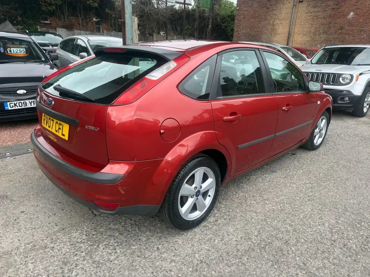 Used Ford Focus Zetec 100 HP (73 kW) 2007 Red Hatchback