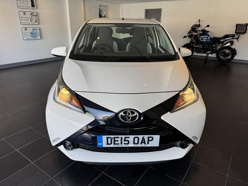 Used Toyota Aygo X-play 69 HP (50 kW) 2015 White Hatchback