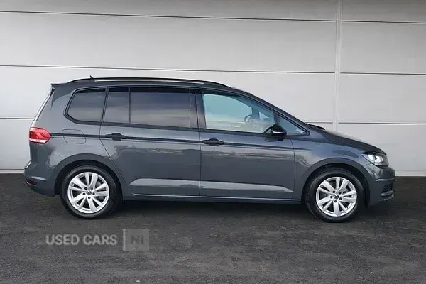 Usado VW Touran Family 150 HP (110 kW) 2022 Cinzento Monovolume