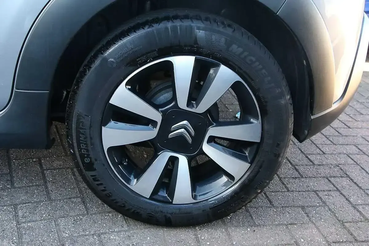 Usado Citroën C3 PureTech 83 HP (61 kW) 2024 Cinzento Citadino