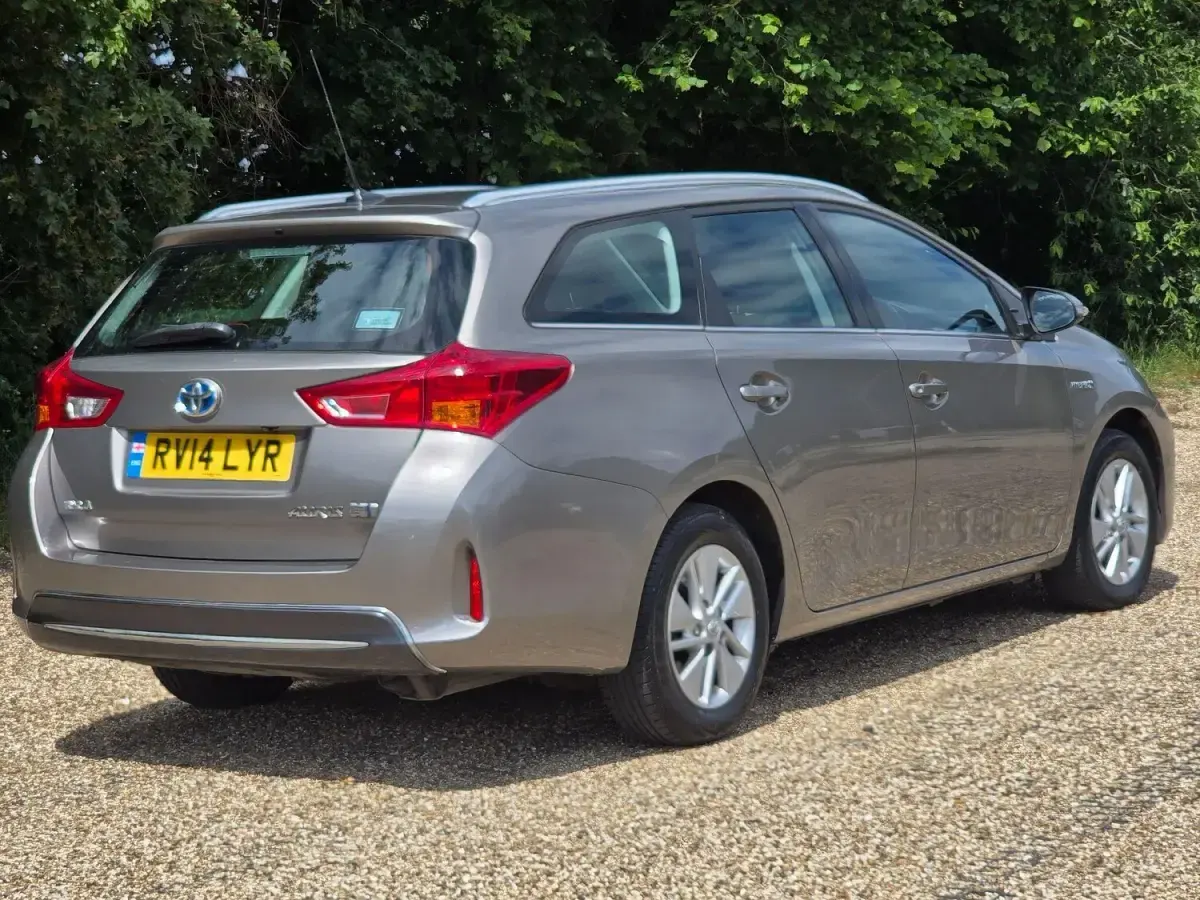 Used Toyota Auris Hybrid 136 HP (100 kW) 2014 Bronze Estate