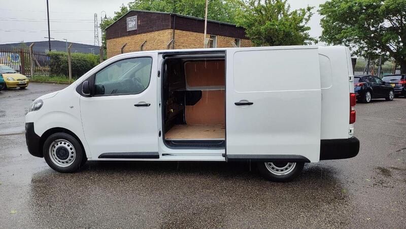 White Used 2022 Citroën Dispatch MPV | £15,500 (Fair price) - Image 1/4