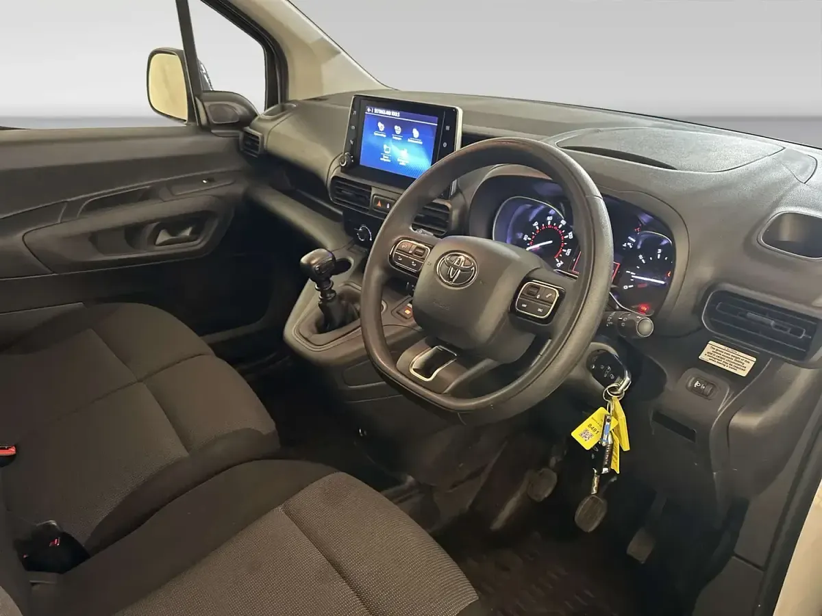 Used Toyota Proace 100 HP (73 kW) 2023 White MPV