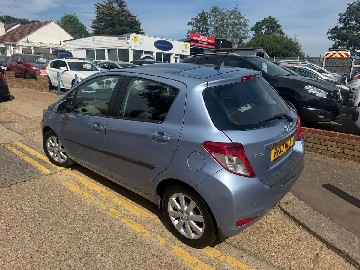 Used Toyota Yaris 2013 Blue Hatchback