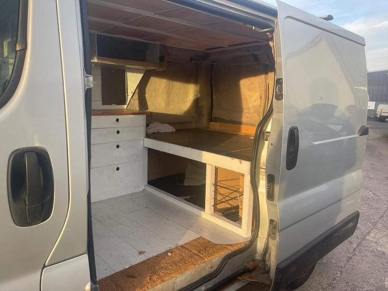 Second-hand Vauxhall Vivaro 90 CP (66 kW) 2010 Argintiu Monovolum