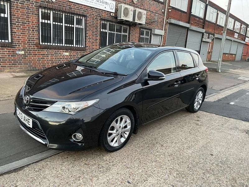Used Toyota Auris 132 HP (97 kW) 2013 Black Hatchback