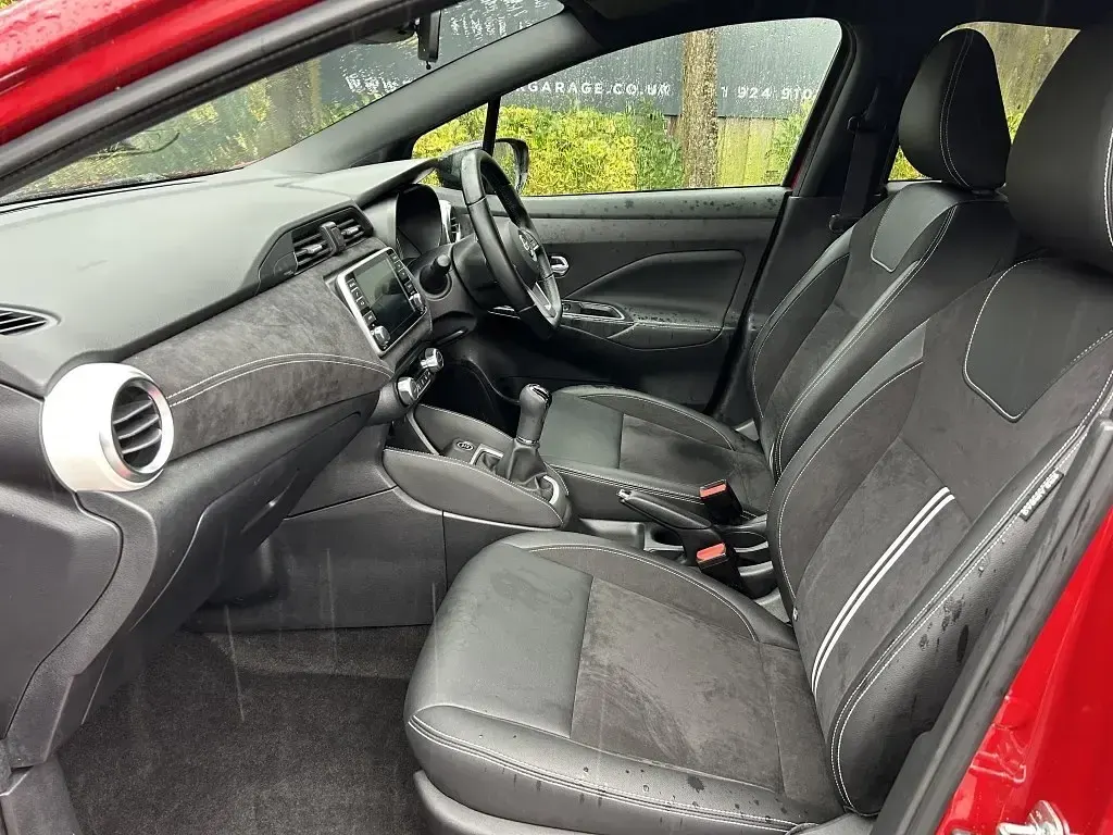 Begagnad Nissan Micra 92 HK (67 kW) 2022 Röd Halvkombi