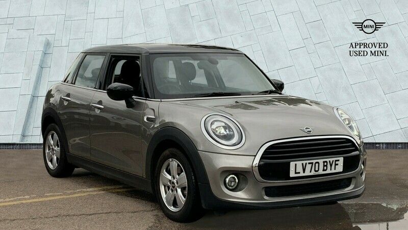 Usado Mini Cooper Classic 134 HP (98 kW) 2020 Prateado Citadino