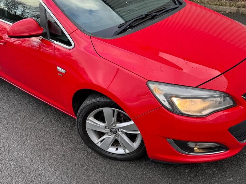 Used Vauxhall Astra SRi 165 HP (121 kW) 2013 Red Hatchback