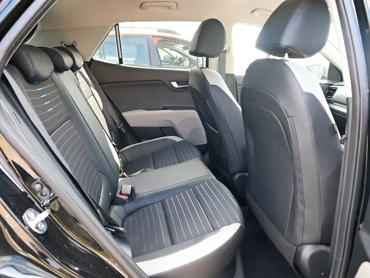 Usado Kia Stonic 100 CV (73 kW) 2024 Negro SUV
