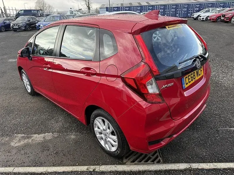 Używany Honda Jazz SE 102 KM (75 kW) 2018 Czerwony Hatchback