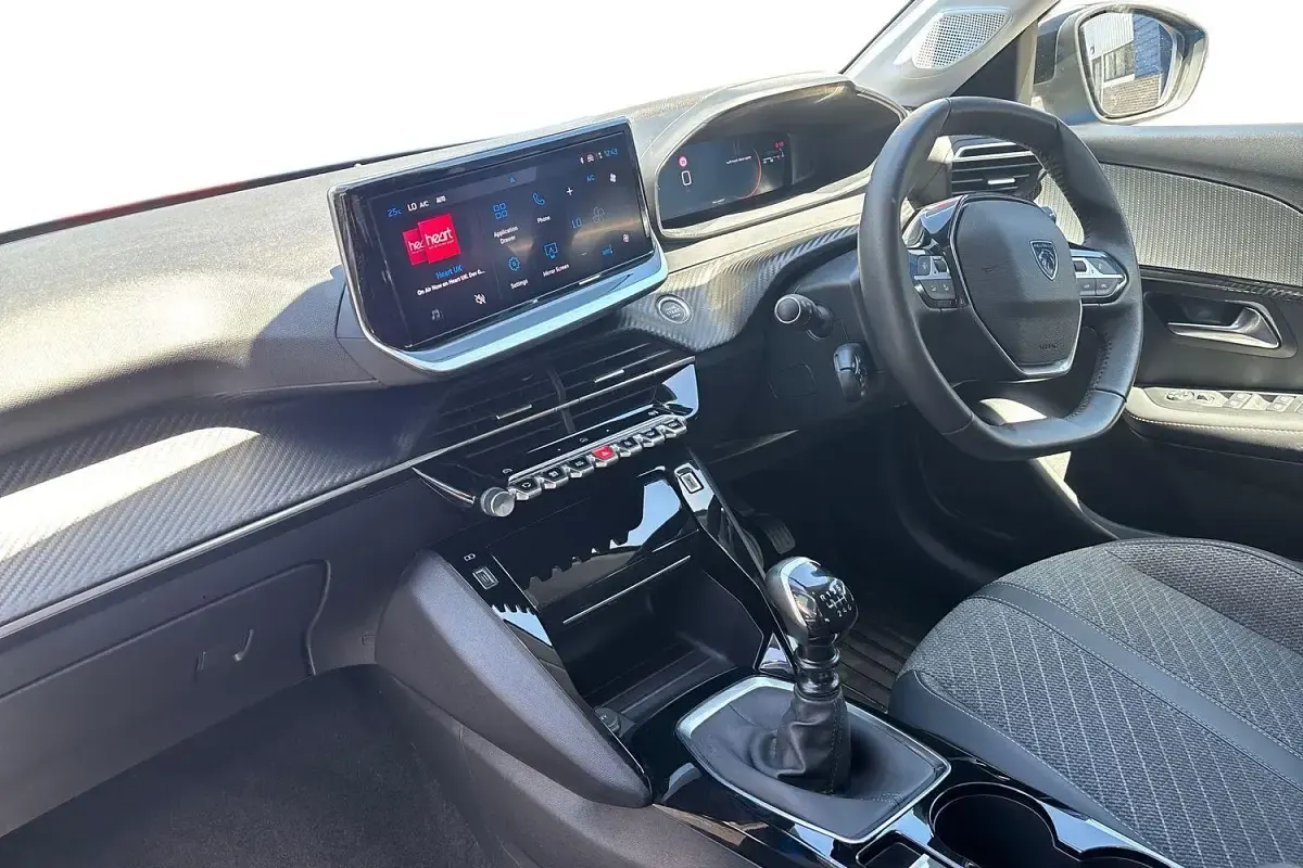 Used Peugeot 208 Allure 101 HP (74 kW) 2024 Blue Hatchback