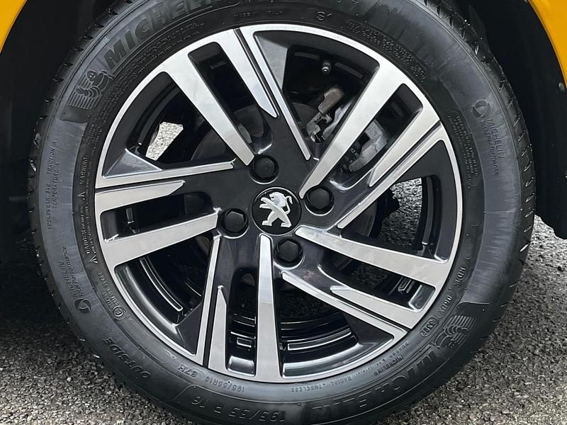 Used Peugeot 208 Allure+ 99 HP (72 kW) 2023 Yellow Hatchback