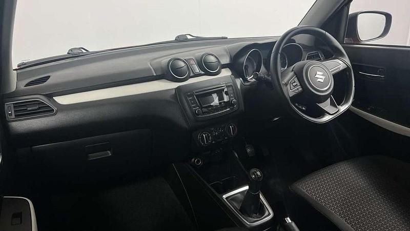 Begagnad Suzuki Swift 90 HK (66 kW) 2019 Röd Halvkombi