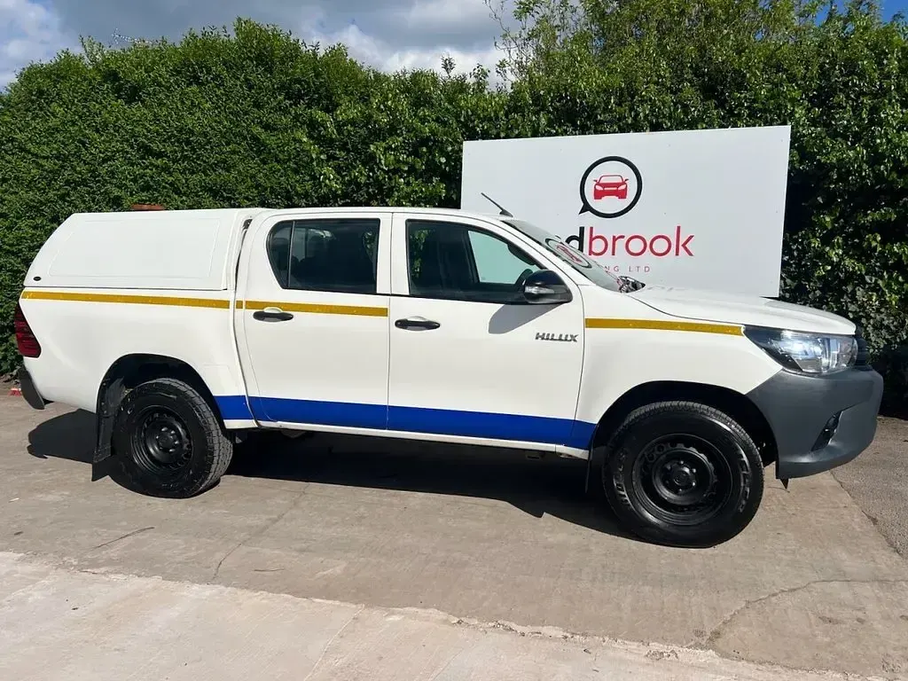 Used Toyota HiLux Active 150 HP (110 kW) 2017 White Pickup