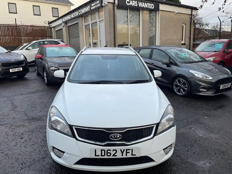 Usado Kia Ceed 114 HP (83 kW) 2012 Branco Citadino
