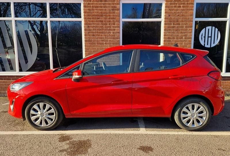 Begagnad Ford Fiesta Trend 2022 Röd Halvkombi
