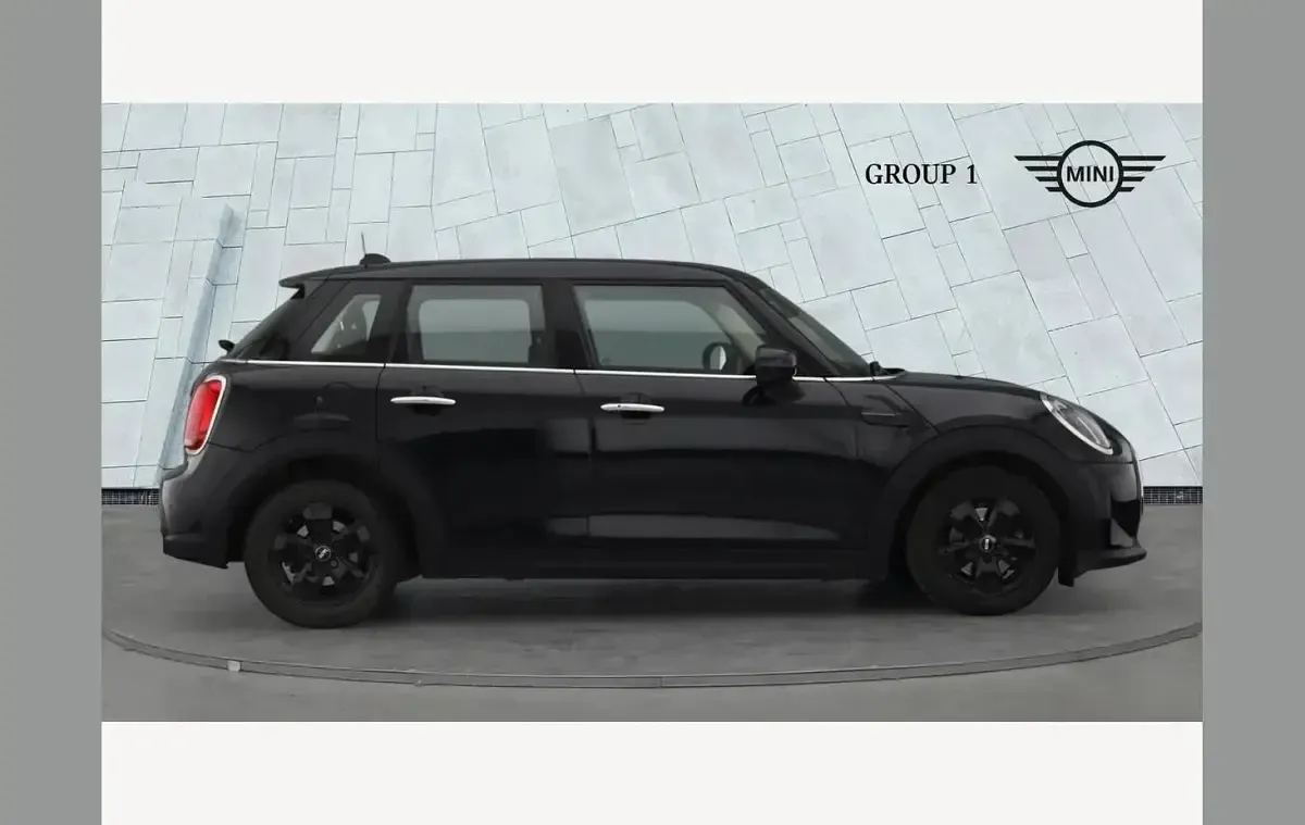 Usado Mini Cooper Classic 136 HP (100 kW) 2023 Preto Citadino