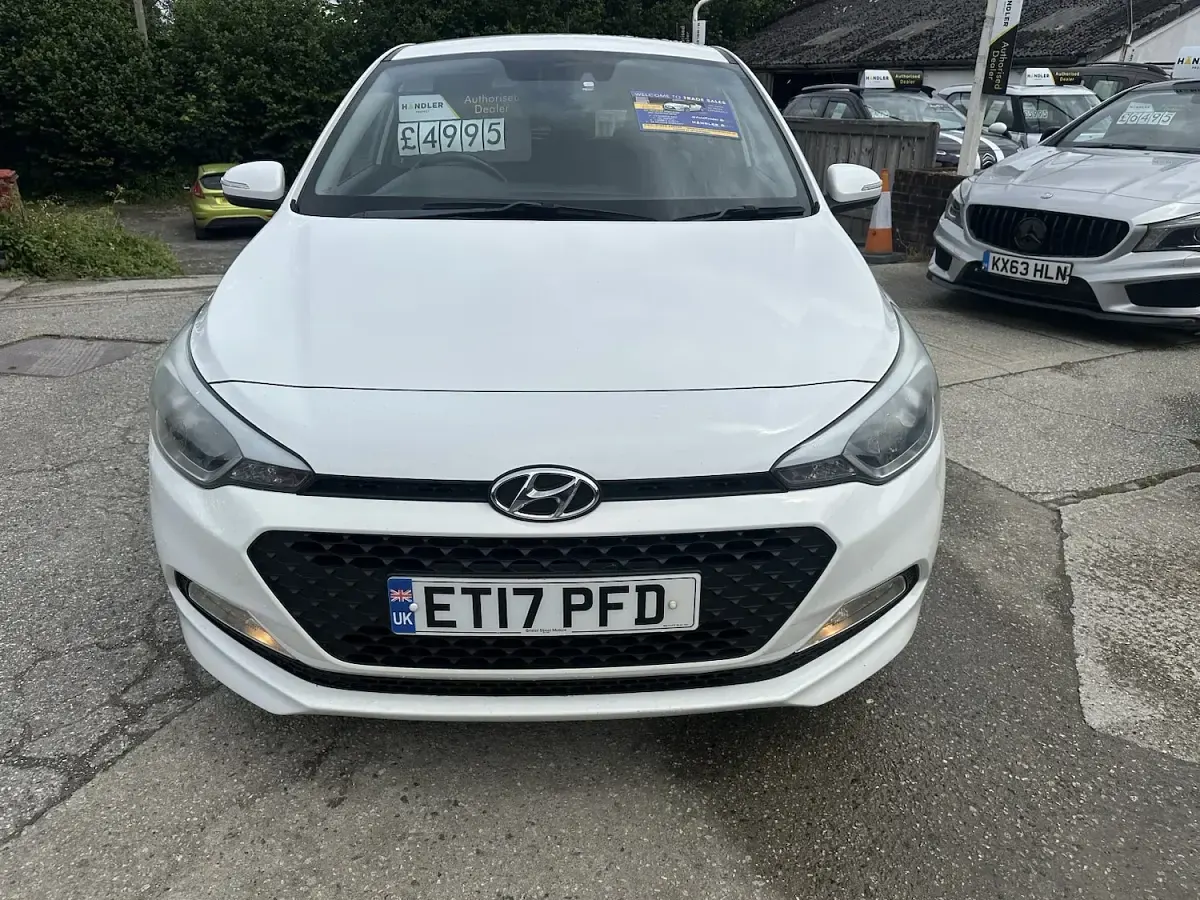 Used Hyundai i20 SE 84 HP (61 kW) 2017 White Hatchback