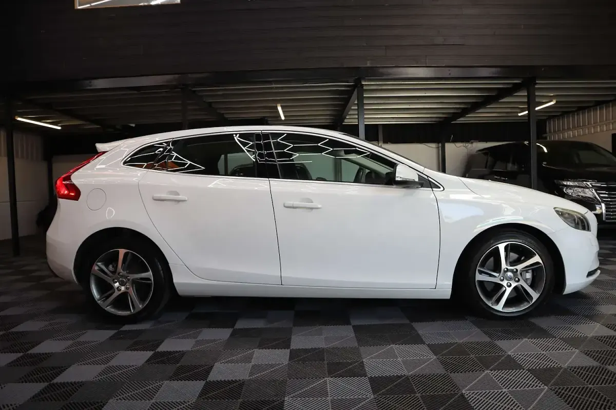 Used Volvo V40 SE 190 HP (139 kW) 2015 White Hatchback