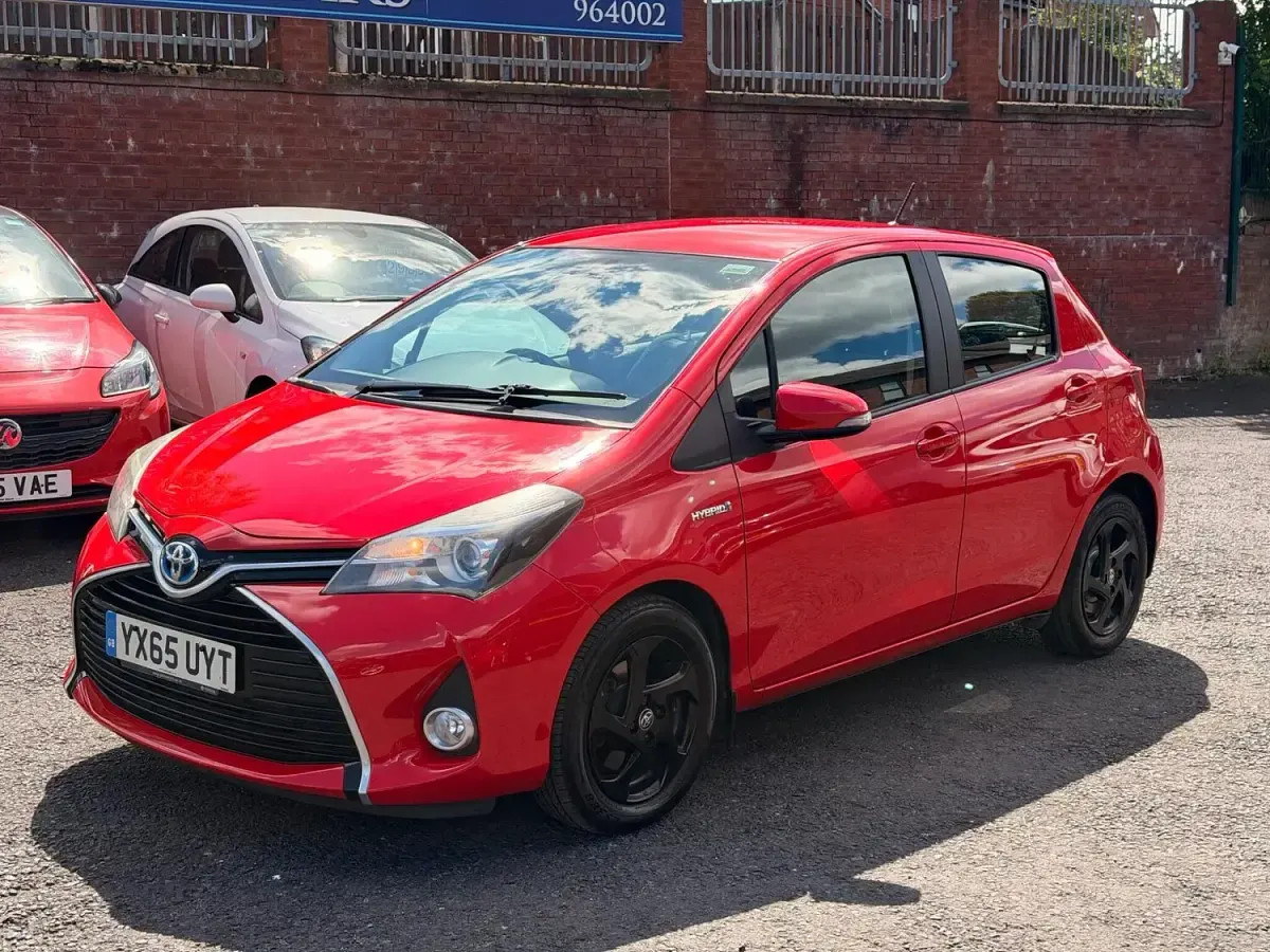 Used Toyota Yaris 101 HP (74 kW) 2015 Red Hatchback