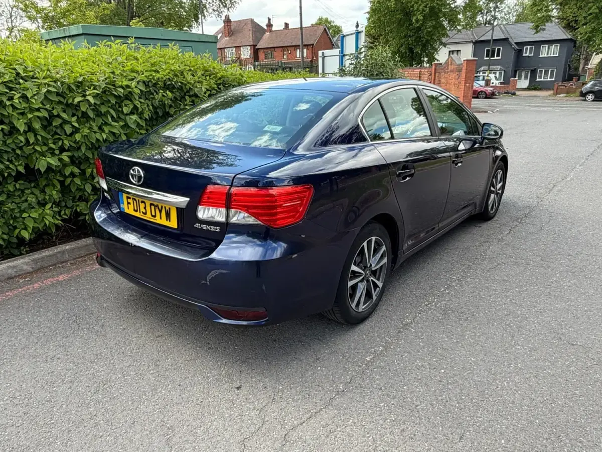 Usado Toyota Avensis 124 CV (91 kW) 2013 Azul Berlina