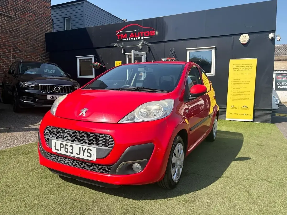 Used Peugeot 107 Active 68 HP (50 kW) 2014 Red Hatchback
