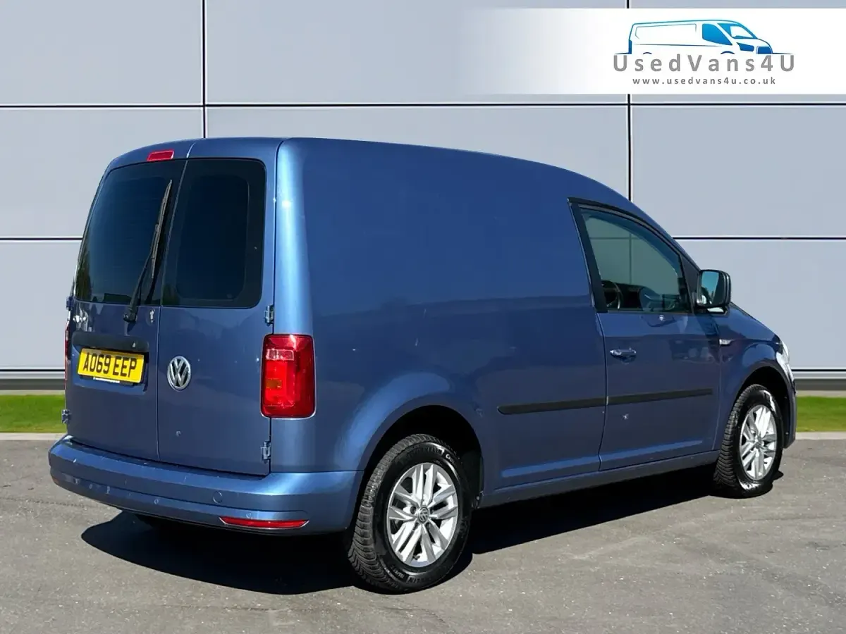 Usado VW Caddy Highline 102 HP (75 kW) 2019 Azul Monovolume