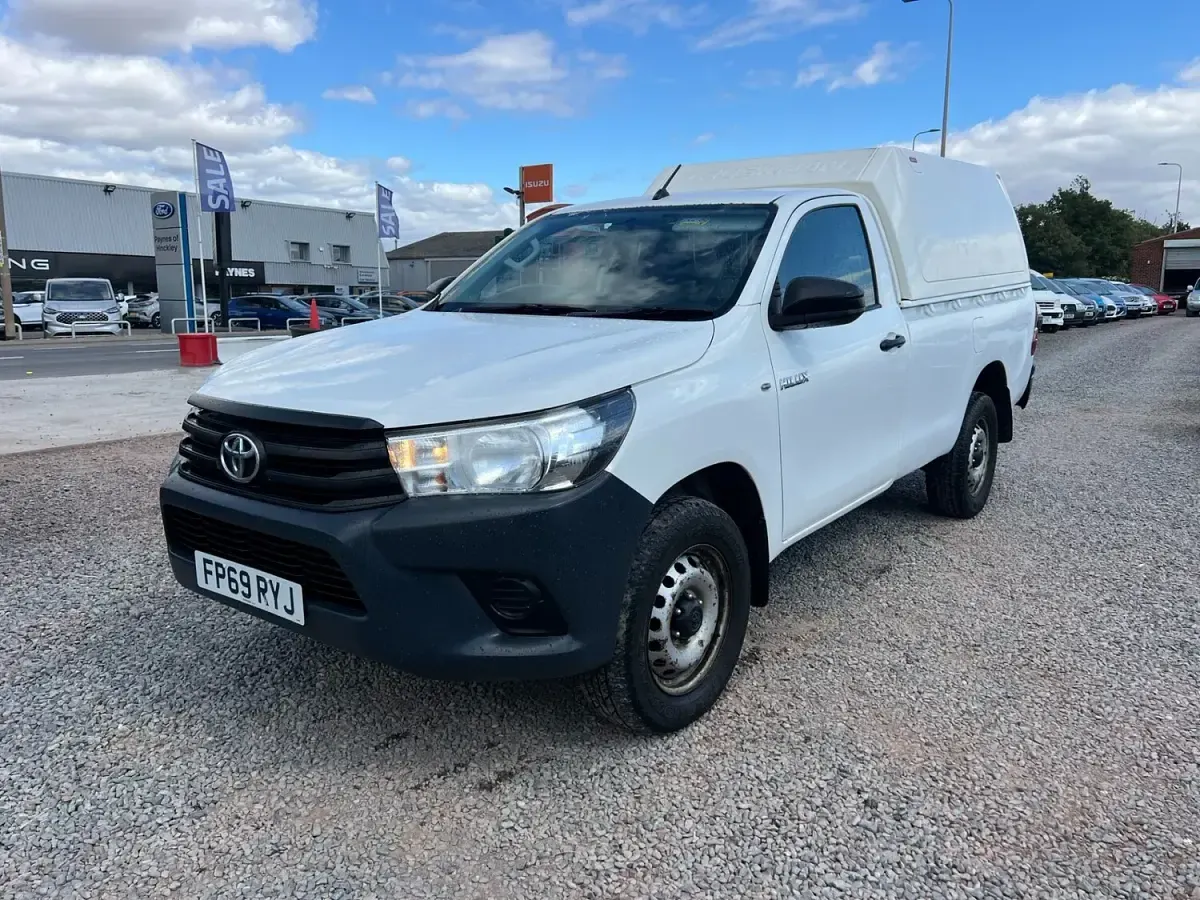 Used Toyota HiLux Active 150 HP (110 kW) 2019 White Pickup