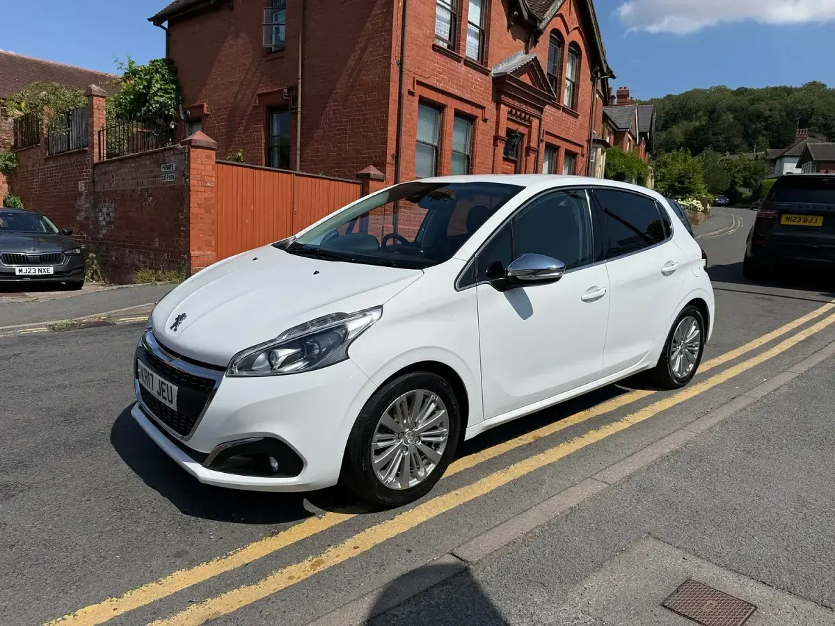 Used Peugeot 208 Allure 100 HP (73 kW) 2017 White Hatchback