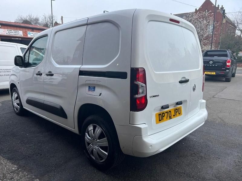 Begagnad Vauxhall Combo Sportive 100 HK (73 kW) 2020 Vit Minibuss