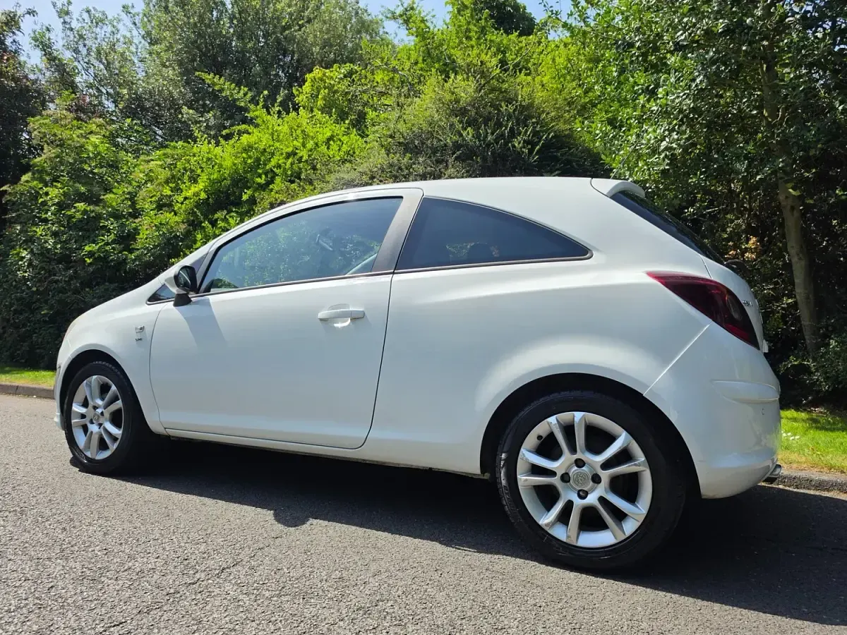 Used Vauxhall Corsa 2011 White Hatchback