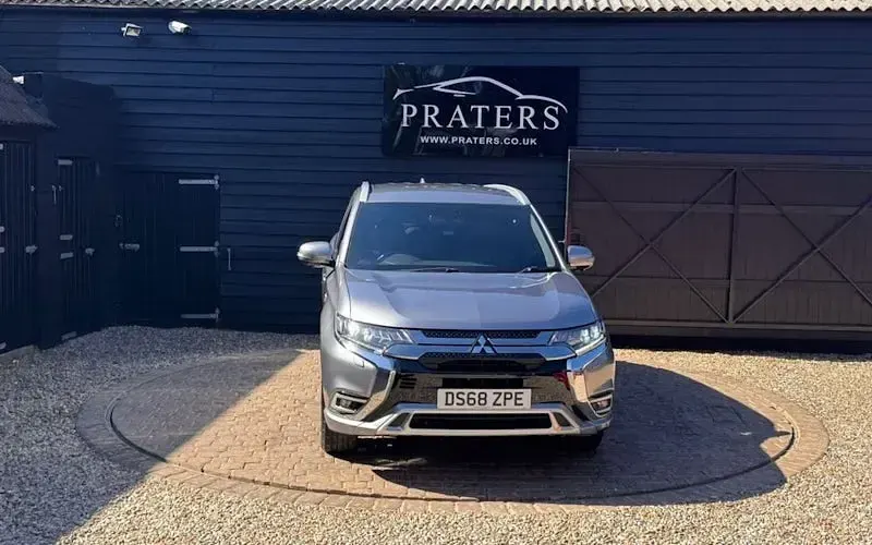 Używany Mitsubishi Outlander P-HEV 177 KM (130 kW) 2018 Szary Kombi
