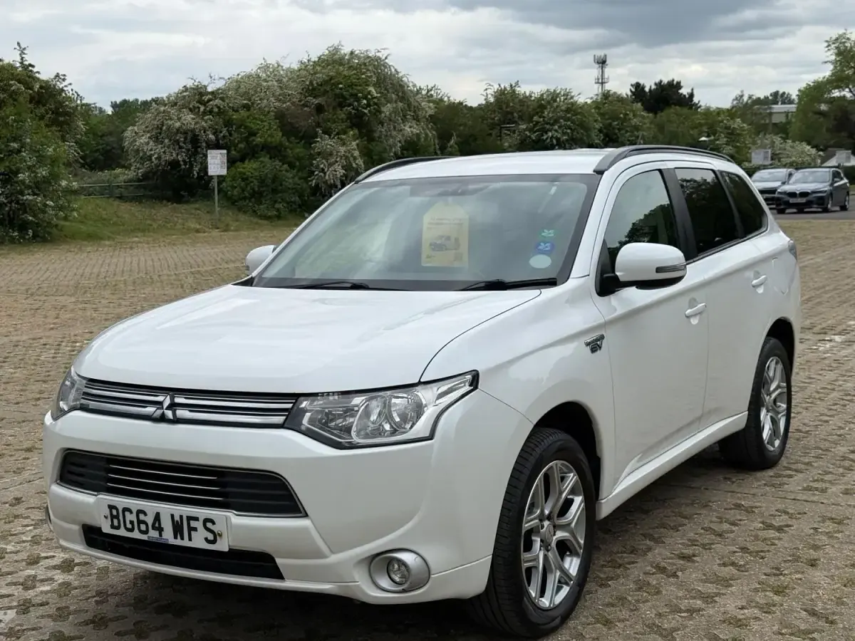 Używany Mitsubishi Outlander P-HEV 200 KM (147 kW) 2014 Biały SUV
