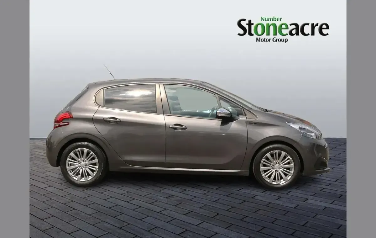 Used Peugeot 208 Signature Sky 80 HP (58 kW) 2019 Grey Hatchback