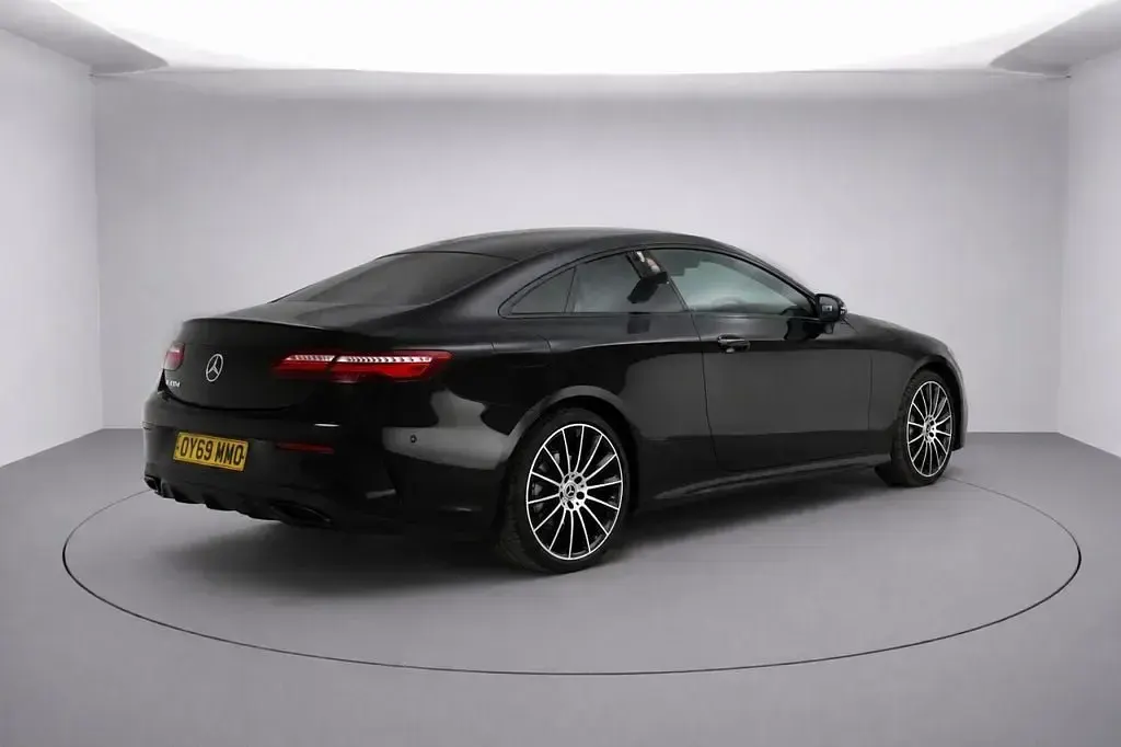 Usado Mercedes E220 AMG line 194 HP (142 kW) 2019 Preto Coupé