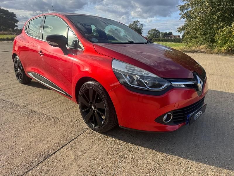 Red Used 2015 Renault Clio IV Dynamique Hatchback | £3,995 (Good price) - Image 1/4