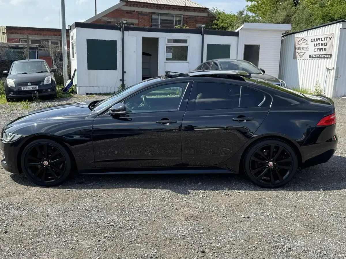 Usado Jaguar XE R-Sport 180 HP (132 kW) 2016 Preto Sedan