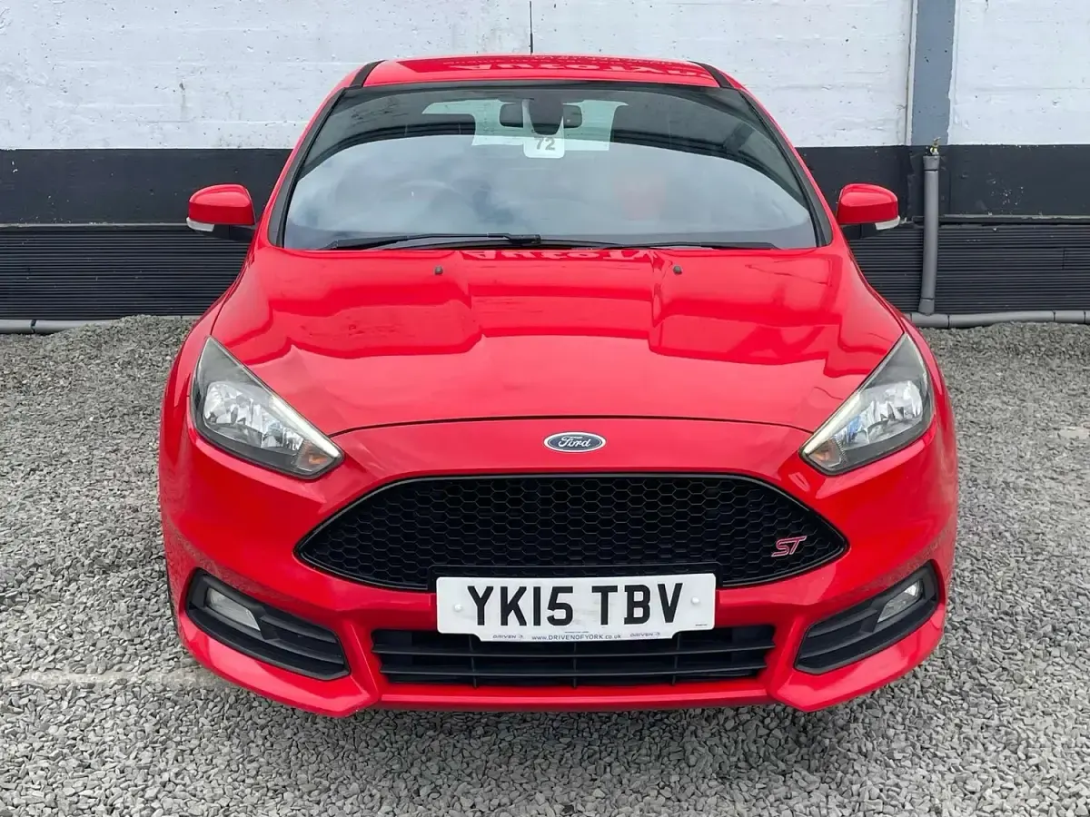 Used Ford Focus ST 185 HP (136 kW) 2015 Red Hatchback