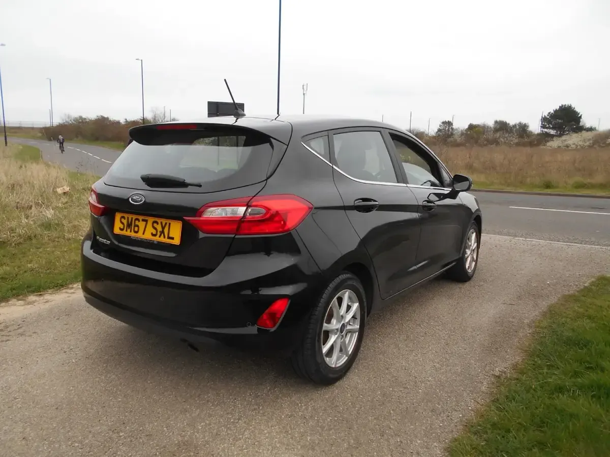 Begagnad Ford Fiesta Zetec 2018 Svart Halvkombi