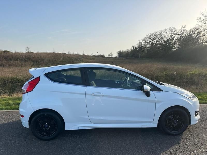 Used Ford Fiesta Zetec 2013 White Hatchback