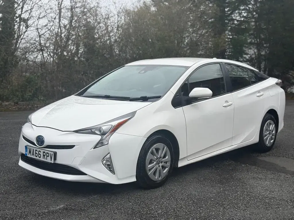 Used Toyota Prius Active 2016 White Hatchback
